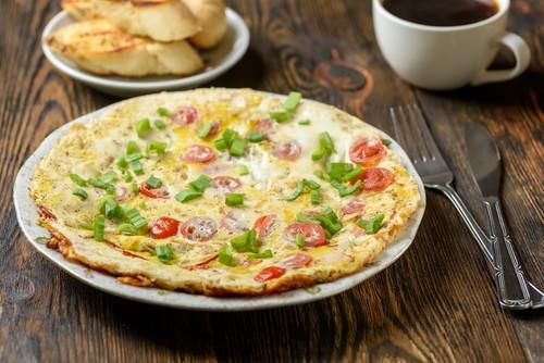 Greitas omletas su daržovėmis