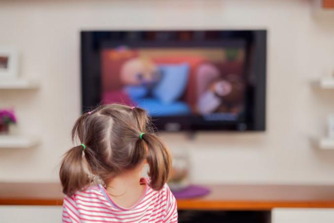 TV žiūrėjimo taisykles augant vaikui reguliariai peržiūrėkite.