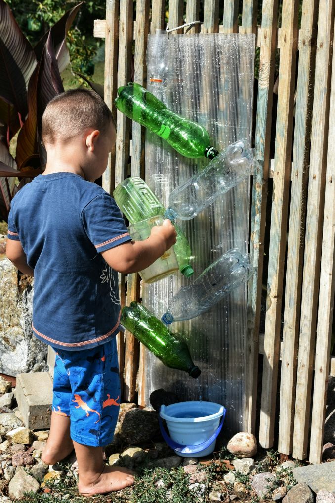 Vandens laistymo sistema iš panaudotų butelių